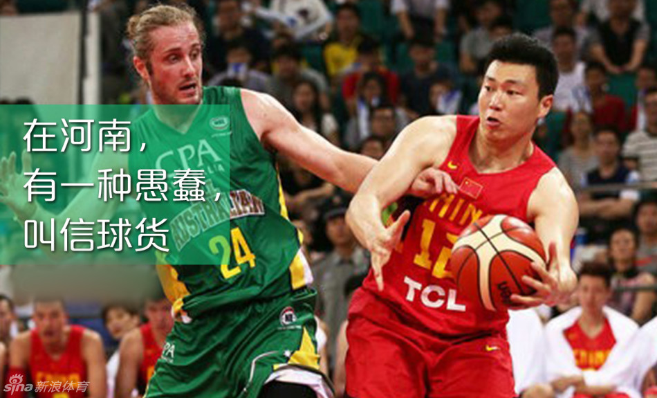 李根老师对着镜头憨厚地笑着，竖起两个大拇指，点赞别人“弄类不赖”，自己也很开心。