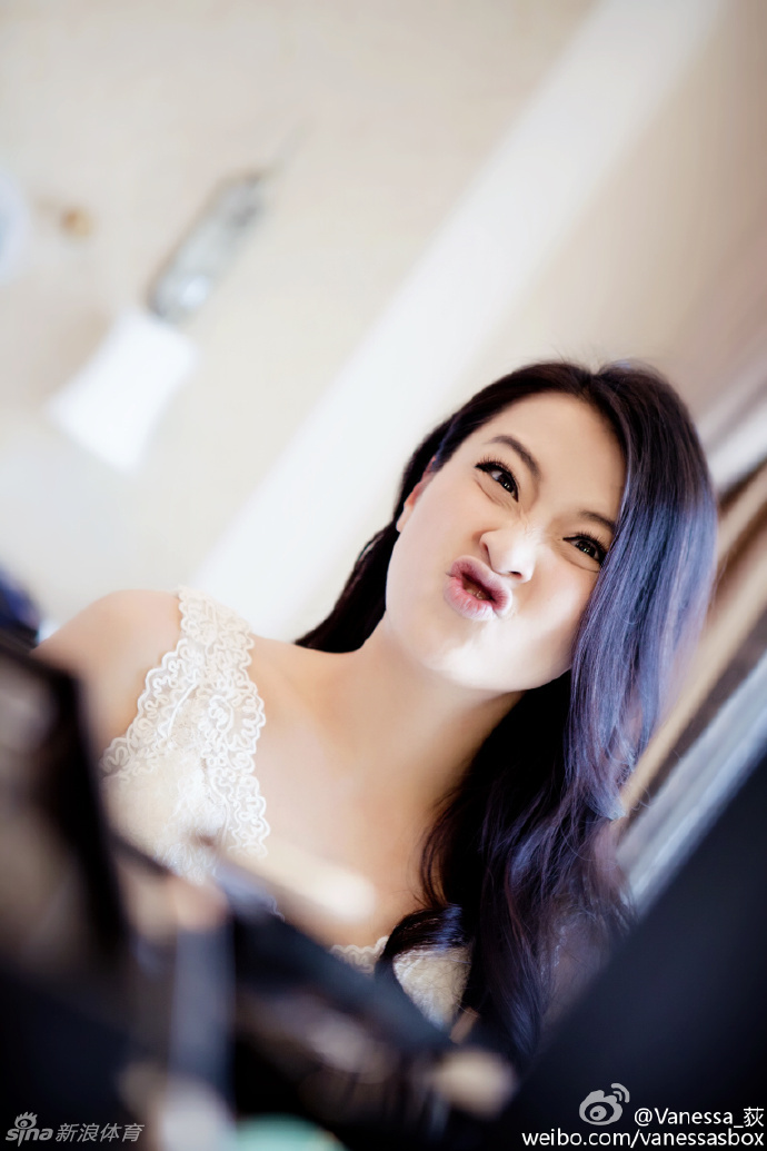 钟诚温柔地将手搭在妻子肩上，两人在镜头前相视而笑，这一刻没有篮球场上的喧嚣，只有属于彼此的岁月静好。