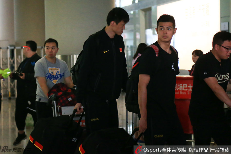 新疆队长可兰白克抵达机场，目光如炬望向远方，即使面临激烈竞争，他的眼神里也从未有过一丝退缩。