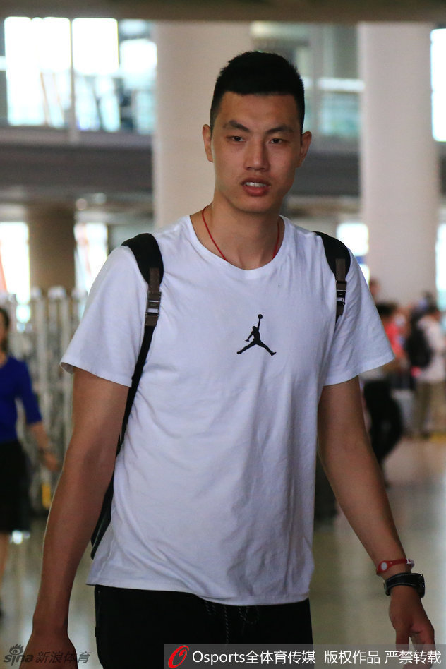 主帅宫鲁鸣指导抵达机场，戴着标志性的眼镜，神情严肃，他的运筹帷幄将决定这支球队能走多远。