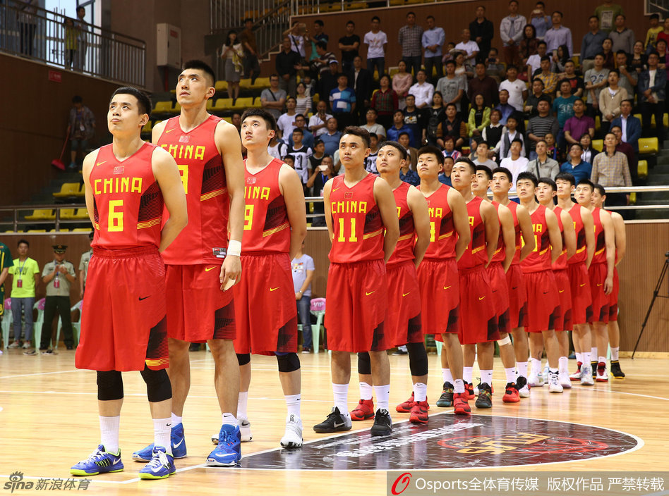 沈梓捷腾空而起送出一记惊天封盖，手臂舒展如大鹏展翅，彻底粉碎了对手的进攻企图