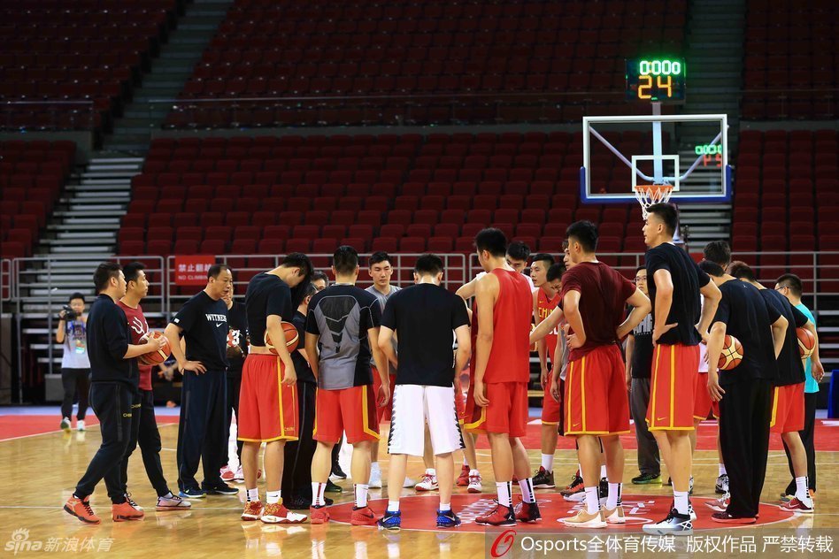 队医正全神贯注地为李根进行赛后肌肉拉伸，高强度对抗后的疲劳在专业手法下得到缓解