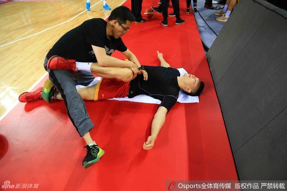 丁彦雨航手扶篮球若有所思，眼神中透露出对刚刚训练内容的回味与思考，渴望尽快领会新战术