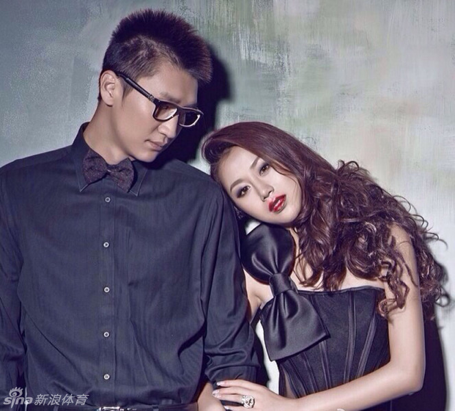 陈露身穿一袭红裙，肤白胜雪，在镜头前展现出自信迷人的笑容，完美驾驭各种时尚造型，散发出成熟女性的独立与魅力。