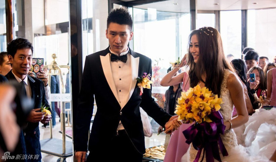 摄影师王靖镜头下的另一组时尚大片，孙悦与陈露以都市为背景，穿搭摩登，气场全开，完美复刻了贝克汉姆与维多利亚式的型男靓女组合风采。