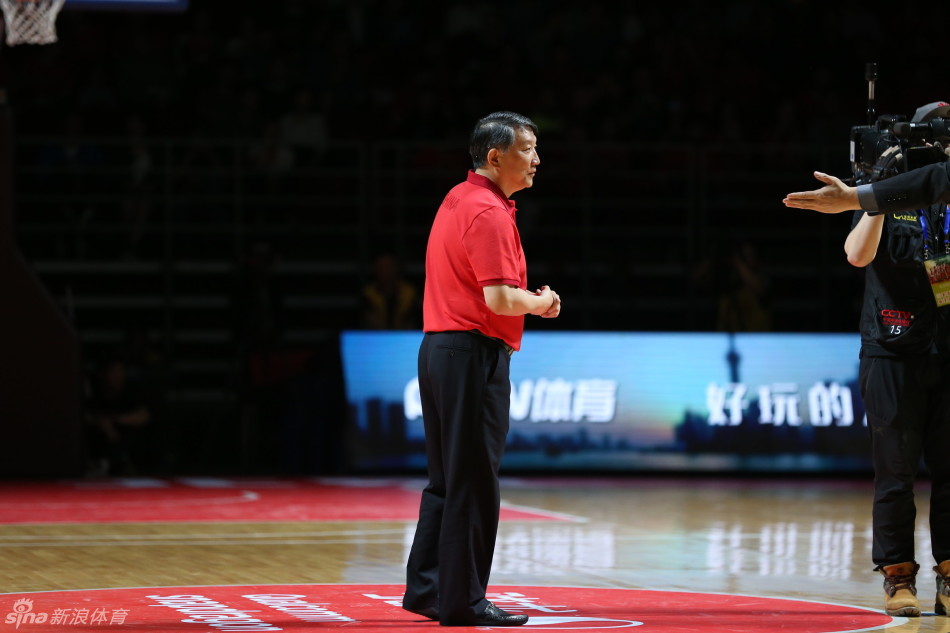 中国女篮传奇中锋郑海霞现身看台，她面带微笑专注观战，那高大的身影曾是世界篮坛的传奇，如今她作为前辈，默默关注着后辈们的成长。