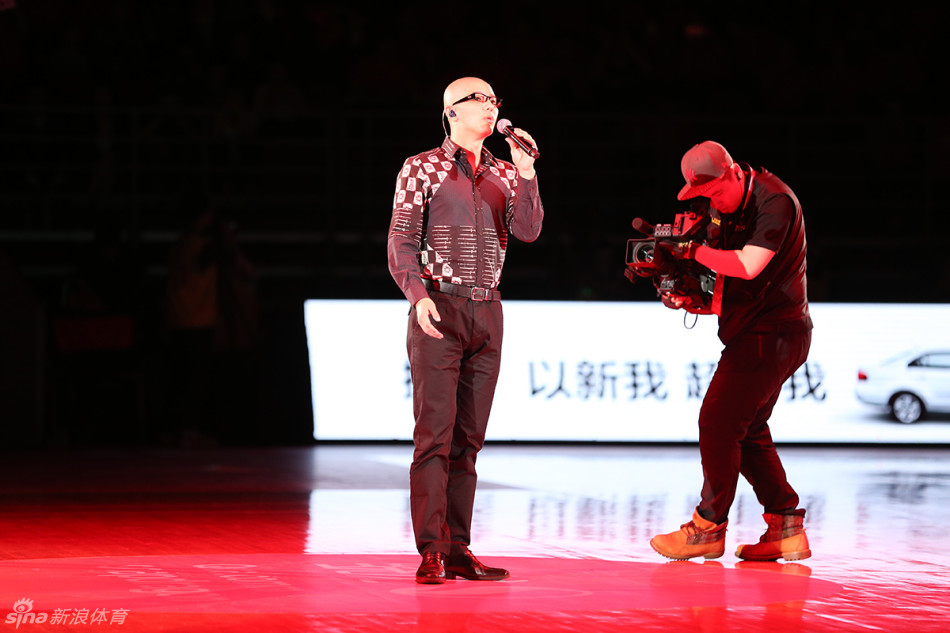 歌手平安在五棵松体育馆现场放歌，清澈而高亢的嗓音回荡在球馆上空。他用歌声为这场充满温情与力量的篮球盛宴增添了一份独特的艺术魅力。