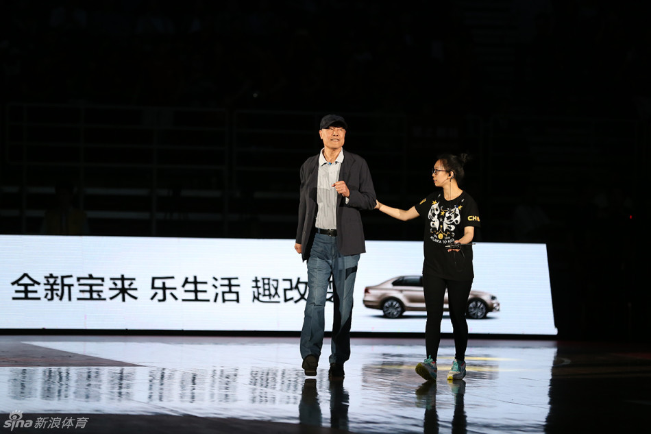 年轻国手翟晓川在场上奋力拼抢，他的眼中闪烁着对胜利的渴望。站在前辈们战斗过的地方，新一代球员正用实际行动接过前辈的旗帜，为中国篮球的荣誉而战。