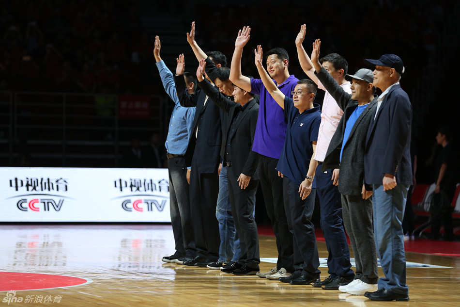 战神刘玉栋与恩师宫鲁鸣在五棵松深情相拥，两代篮球人的手紧紧握在一起，岁月在脸庞留下痕迹，却带不走那份共同战斗过的深厚情谊。