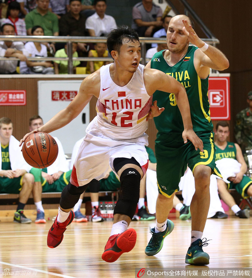 赵大鹏在身体对抗中失去平衡，但依然努力将球抛向篮筐，展现了顽强的终结能力。