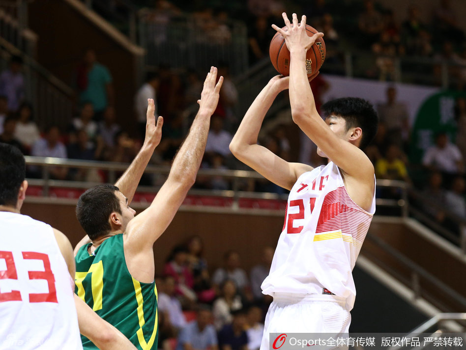 沈梓捷高高跃起，在空中与对手发生激烈身体对抗后，依然稳稳将球放入篮筐，打成精彩进球。