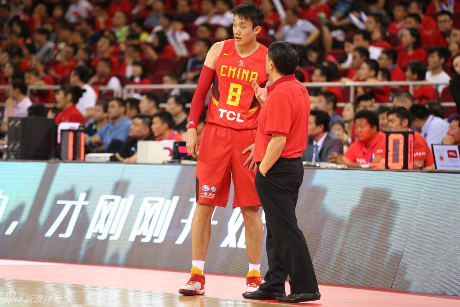 翟晓川奋勇扑出场外，身体与地板平行，将球奋力捞回场内；远处队友正在进行双人包夹演练，而另一侧则是紧张的一对一攻防对决。