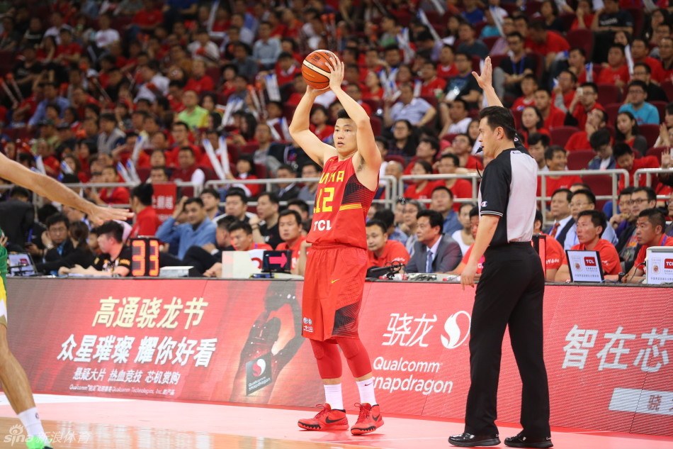 李慕豪在低位背身单打，利用身体靠住防守人，同时转头观察队友位置，最终果断翻身跳起完成篮下终结。