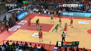 睢冉持球如推土机般碾压进内线，在对抗中保持平衡，用柔和的手腕挑篮将球送入篮筐。