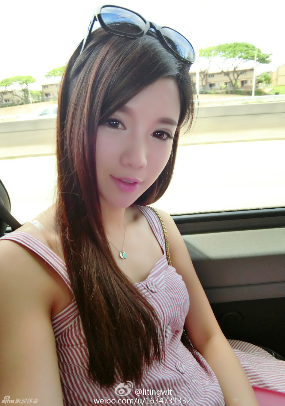 柔光轻抚着她的侧颜，眼神里藏着星辰大海，一抹浅笑足以治愈整个午后。