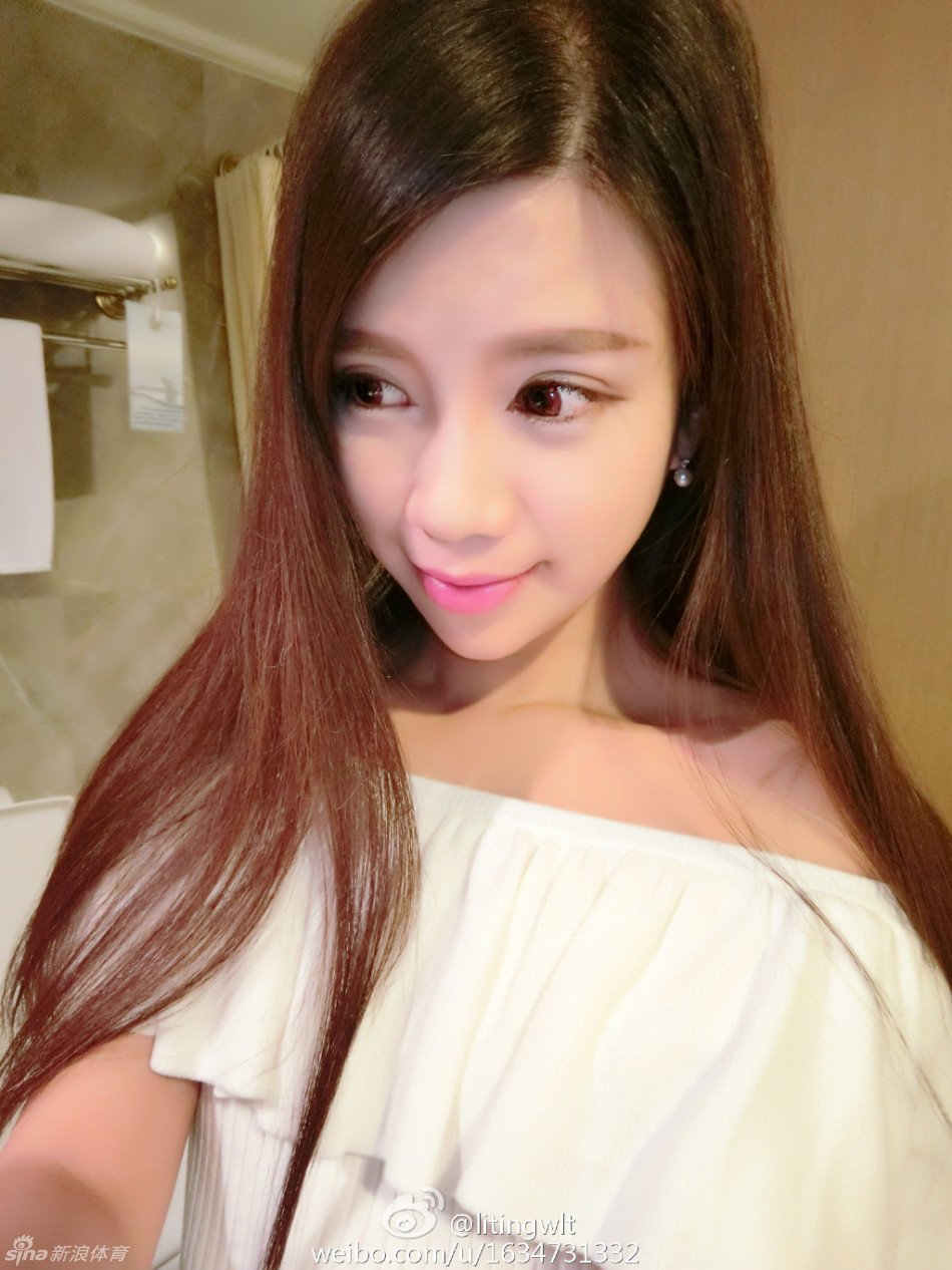 海风轻拂发丝，她眺望远方的目光温柔而坚定，仿佛融入了这片蔚蓝的梦境。