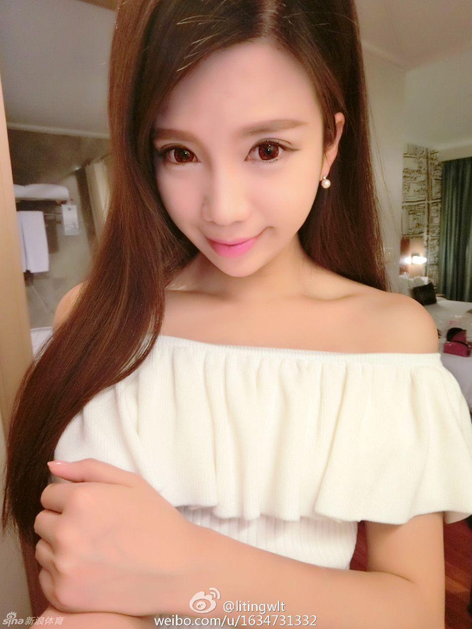 夜色霓虹下的她，眼神迷离而深邃，像是都市童话中走出的女主角。