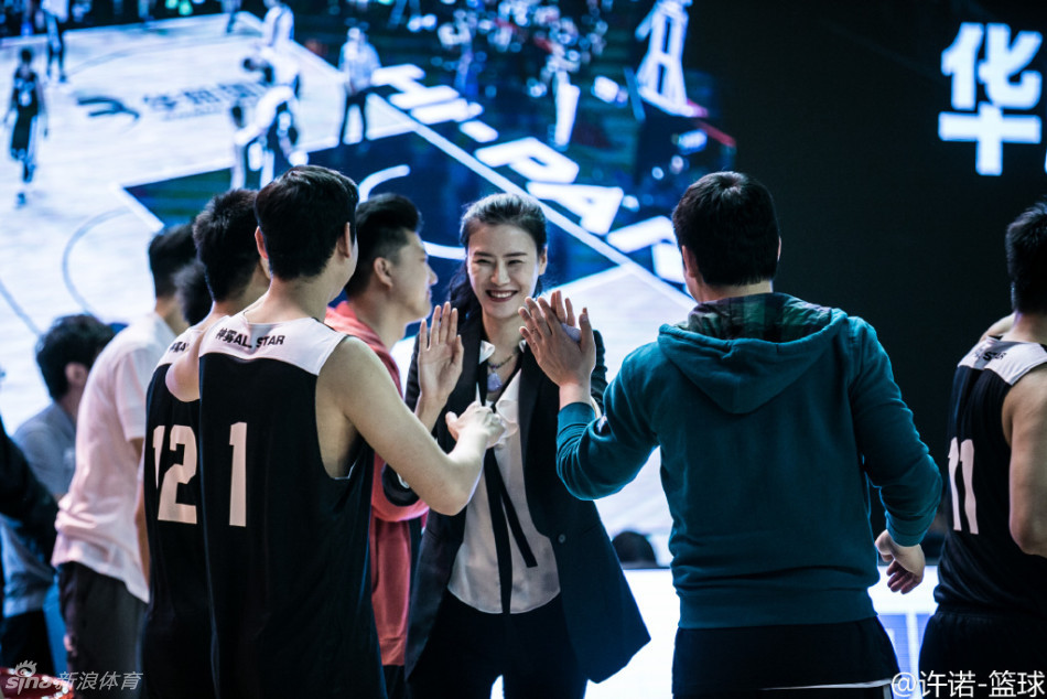 许诺身穿时尚便装参加综艺节目录制，与男篮球员孟达、买尔丹同台互动，笑容明媚自信