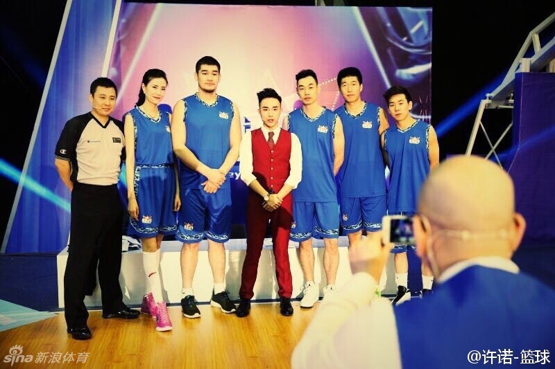 许诺与前男篮队长陈磊合影留念，两人并肩站立面带微笑，展现出运动员之间深厚的战友情谊