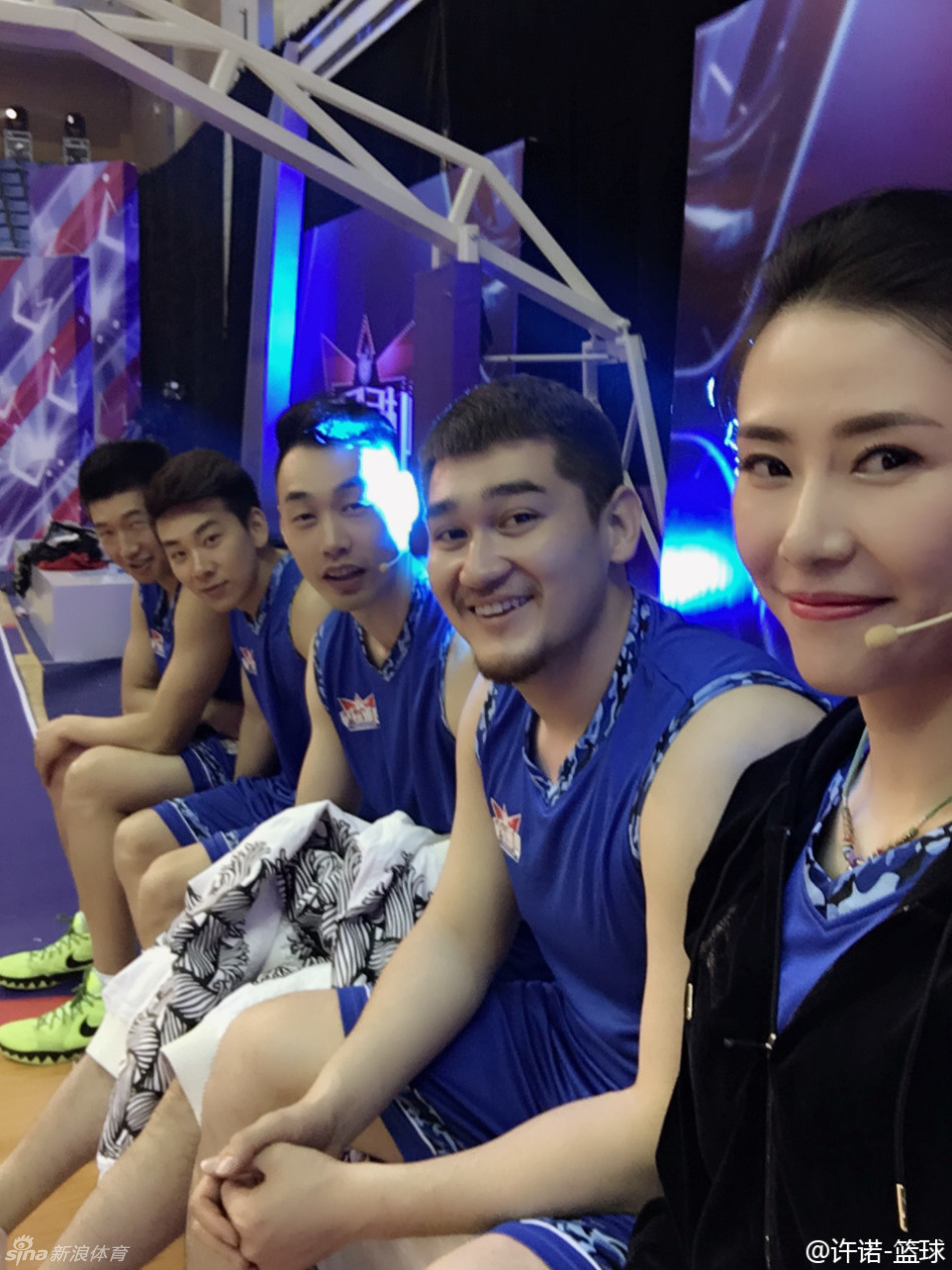 许诺与陈磊一起参与公益活动，两人手持爱心纪念牌，神情专注而温暖，传递体育人的社会责任感