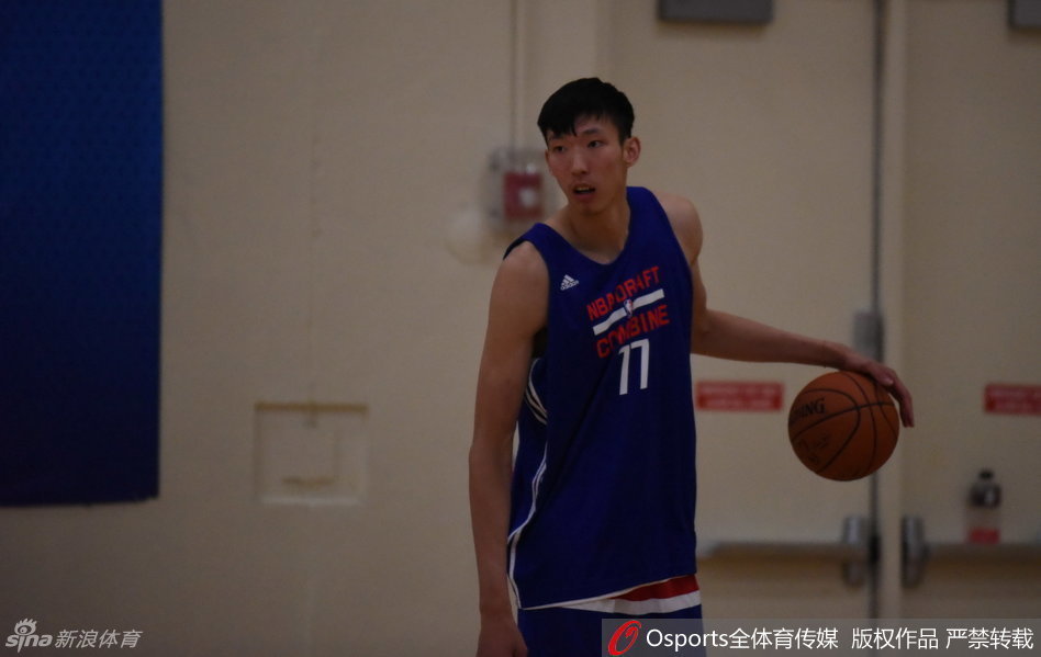 周琦在无人防守的情况下轻松自如地运球推进，虽然身为大个子，但他的控球技术扎实，眼神中透露出与年龄不符的沉稳。