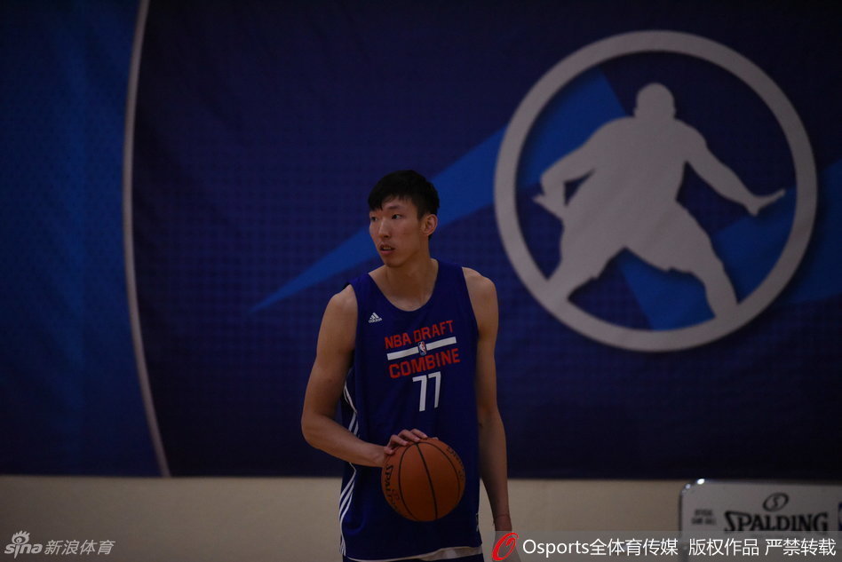 在四分之三场地冲刺跑中，周琦作冲刺跑，身姿矫健，像一道移动的长城，迅捷地掠过球场的木质地板。