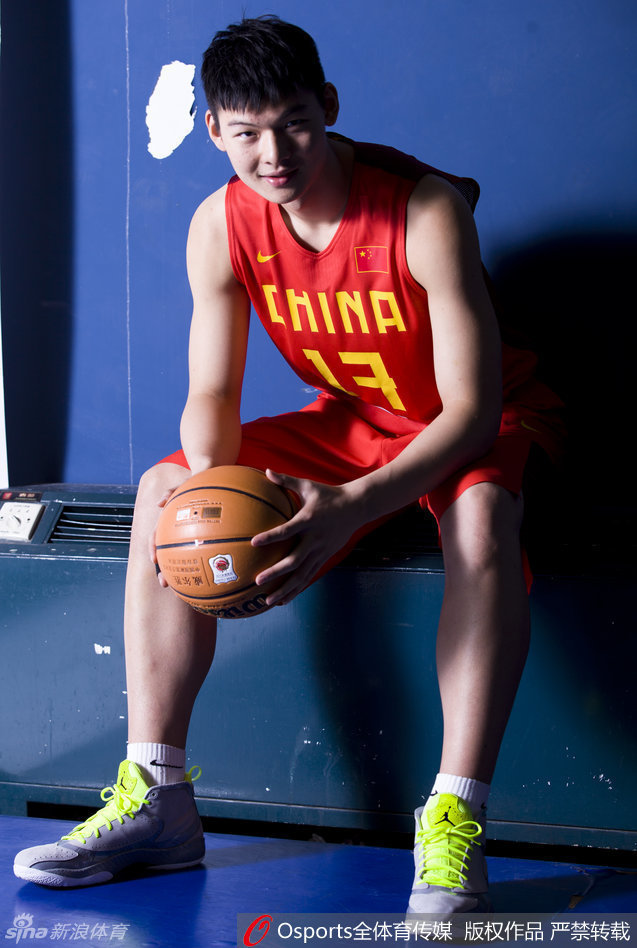 夺冠后，王哲林与队友们围在一起激情庆祝，脸上洋溢着胜利的喜悦，这一刻是属于他和团队的荣耀。