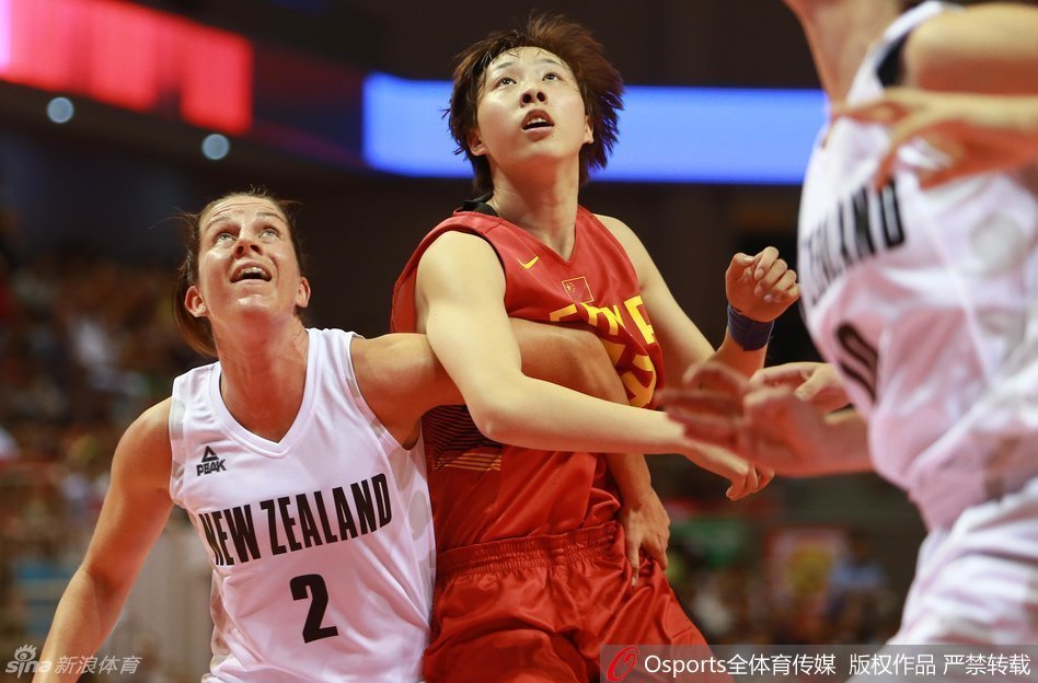 邵婷在行进间巧妙传球，撕开了对手的防线，团队篮球的理念在这场大胜中体现得淋漓尽致。