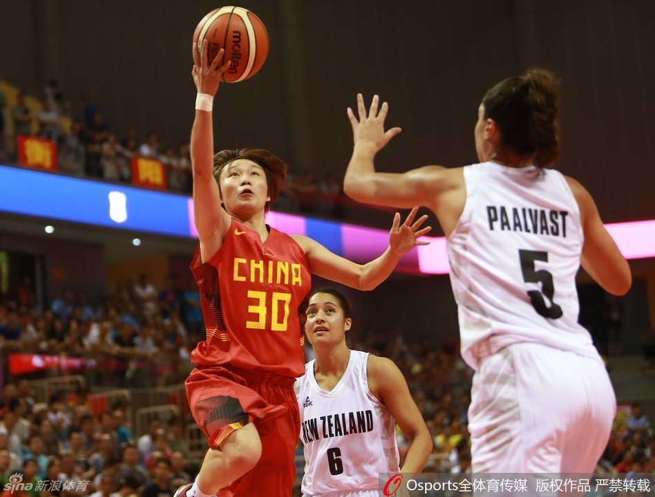 进攻得手后，场边的教练组成员向场上队员竖起大拇指，这不仅是鼓励，更是对团队执行力的高度认可。