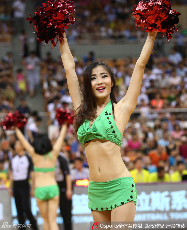 动感舞姿定格瞬间，宝贝们动作整齐划一，充满力量感与节奏韵律，闪烁的赛场灯光映衬出她们青春自信的风采。