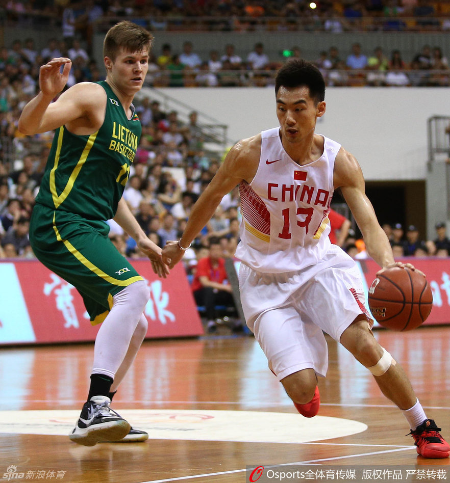 胡金秋在禁区边缘高高跃起，双手如同吸盘一样稳稳抓住篮板，他的眼神中透露出与年龄不符的坚毅与冷静。