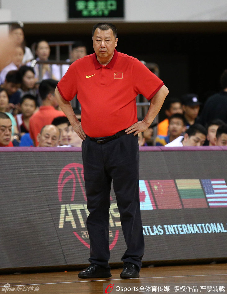 场边的吴庆龙指导神情严肃，他一手放在嘴边做喇叭状，一手指画着战术，仿佛一位运筹帷幄的将军，要将自己的经验与斗志传递给场上的每一位弟子。