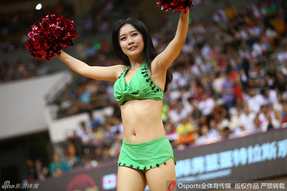 即使是休息间隙，篮球宝贝们站在场边也保持最佳状态，她们的笑容和身影成为激烈比赛中最温柔的注脚，等待着下一次音乐响起。