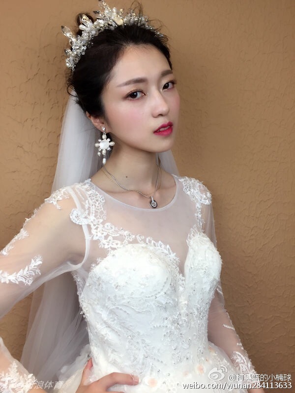 婚礼上，吴楠与新娘张依凌留下唯美背影，面对未来漫长的道路，两人十指紧扣，决心携手相伴，画面温馨而坚定。