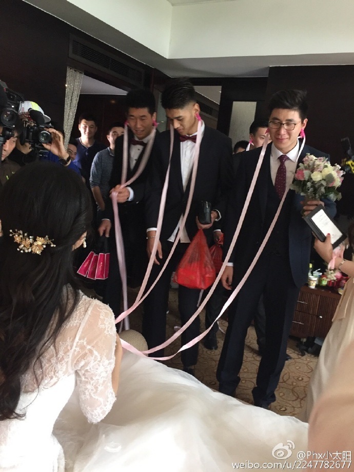 在新郎吴楠和新娘张依凌的婚礼现场，帅气十足的伴郎团整齐站立，他们统一身着深色西装，准备陪伴新郎迎接人生中最幸福的一天。