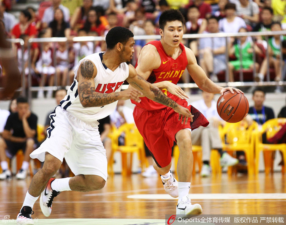 原帅犹如一道白色闪电，持球坚定地杀向禁区，面对防守人的补防，他毫无惧色，眼神中充满了终结进攻的决心。