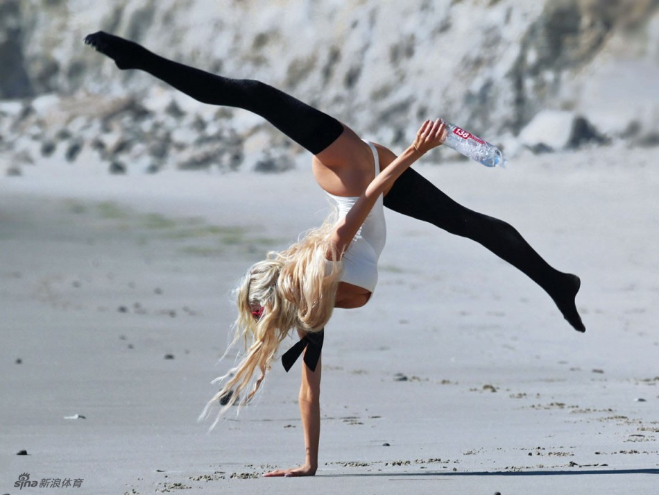 要上天!嫩模海边上演高难度一字马_大众网