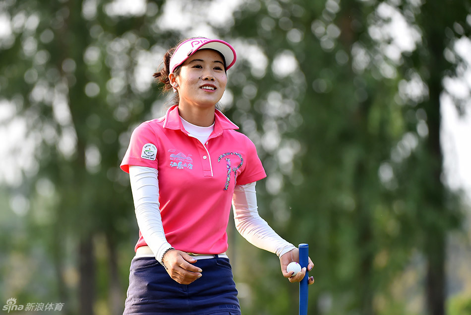 周佳怡在沙坑中沉着处理困难球位，展现了面对挑战时的冷静与娴熟技巧。