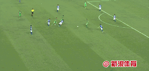 第36分钟,雷腾龙在本方禁区内踢倒了穆伦加,石家庄永昌门将关震主罚