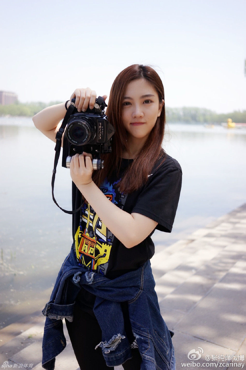 健身房里挥汗如雨，纤细的手臂爆发出惊人力量，轻松完成负重训练的她，眼中闪烁着坚定的光。