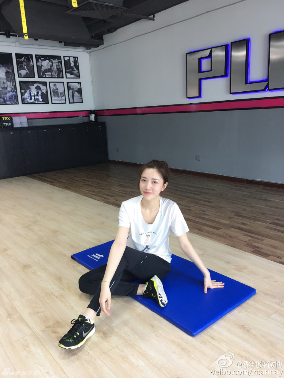 夜色中的街头，她驻足于绚烂灯光下，为了选个好背景录制节目，每一个认真的眼神都是对完美的追求。