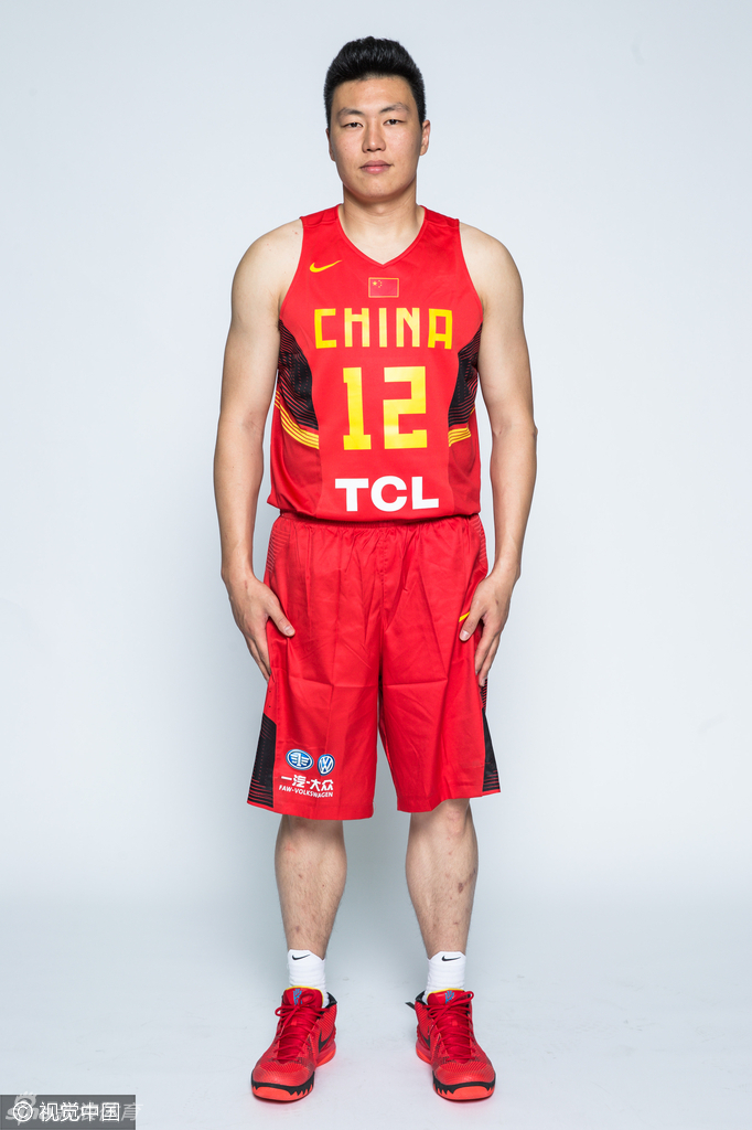 可兰白克-马坎和赵岩昊面带微笑，眼神清澈而坚定，尽管年轻，但他们已经准备好跟随老大哥们的脚步，去感受奥运赛场的每一次跳动。