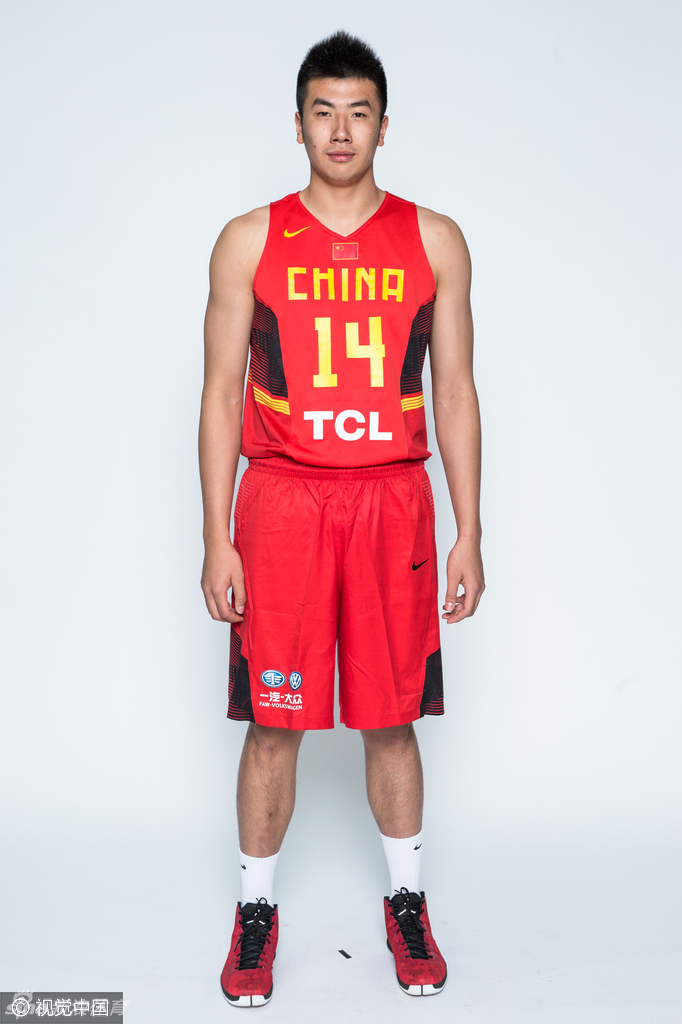 在聚光灯下，常林和李晓旭表情专注而有力，他们不仅是合影中的一个身影，更是那支渴望在里约创造奇迹的球队中，不可或缺的拼图。