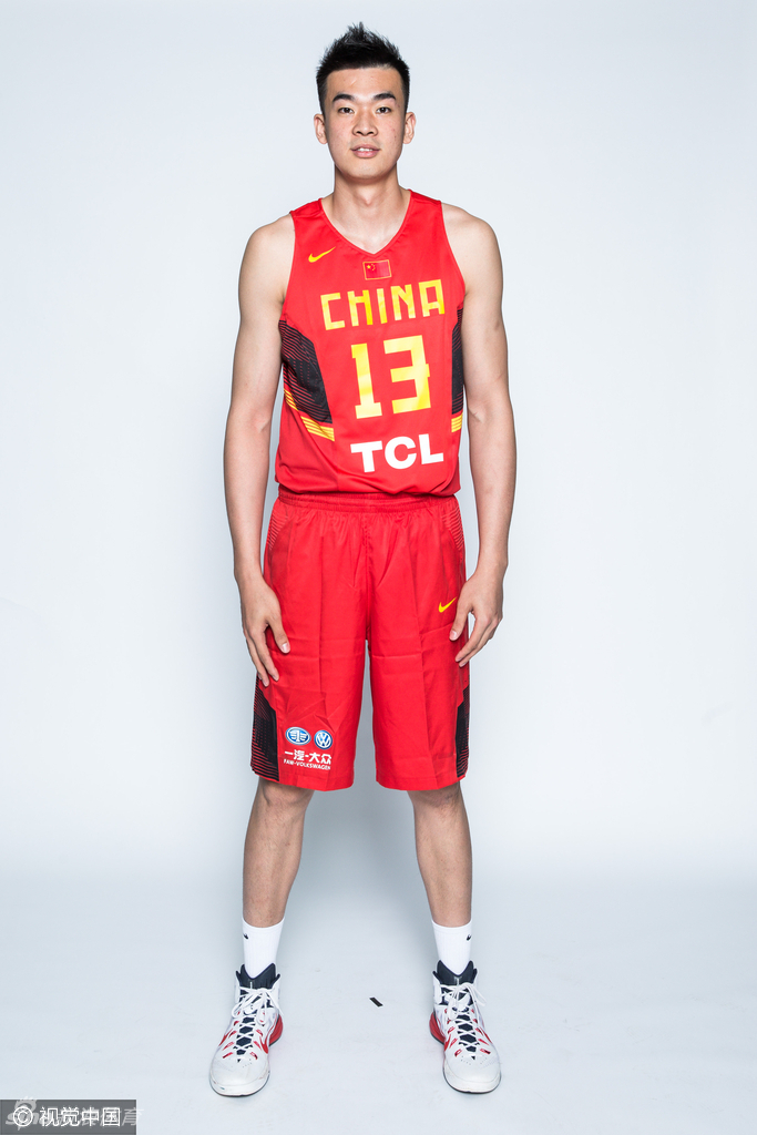 在柔和的光影下，刘晓宇、睢冉等后卫线球员目光炯炯，他们手中掌控着球队的节奏，眼神中流露出对即将到来的里约挑战的无限渴望。