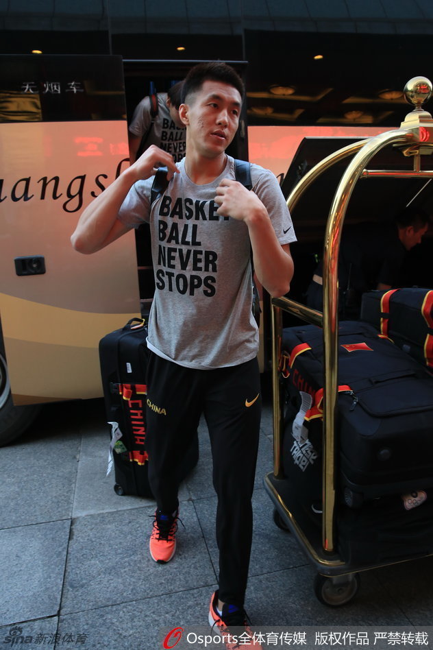 中国男篮大部队乘坐大巴抵达北仑基地，球员们手提行囊鱼贯而出，脸上带着些许旅途疲惫但眼神中充满对新一期集训的期待。
