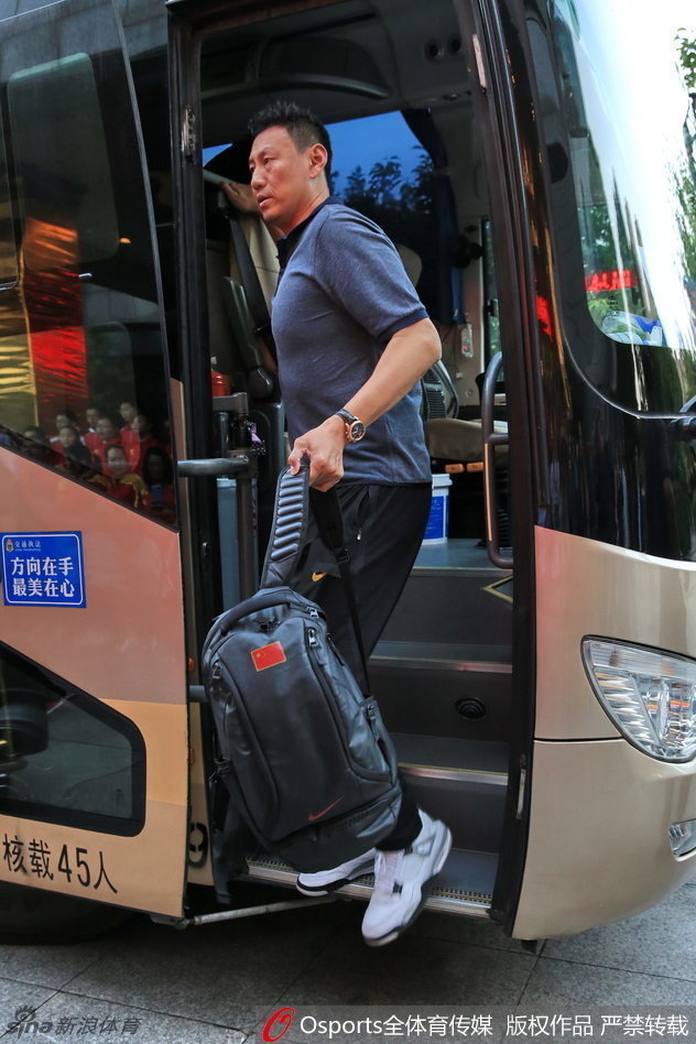 翟晓川在快攻练习中高高跃起，舒展的上篮姿态仿佛一只翱翔的雄鹰，展现出锋线球员出色的运动天赋。