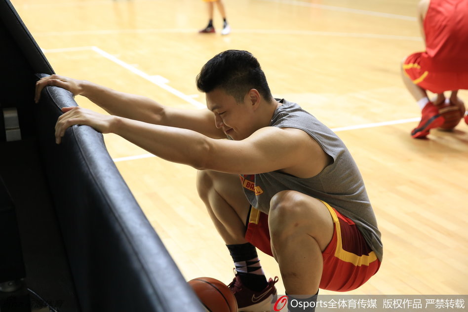 前锋翟晓川在训练中面目略显凝重，紧咬的牙关和隆起的肌肉线条，展示出他在对抗训练中全力以赴、不留余力的拼搏精神。