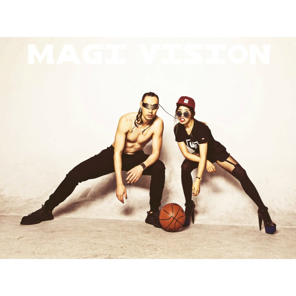 孟达身穿深色夹克搭配牛仔裤，坐在地上，双手交叠放在膝上，眼神深邃，营造出一种成熟稳重的电影质感。