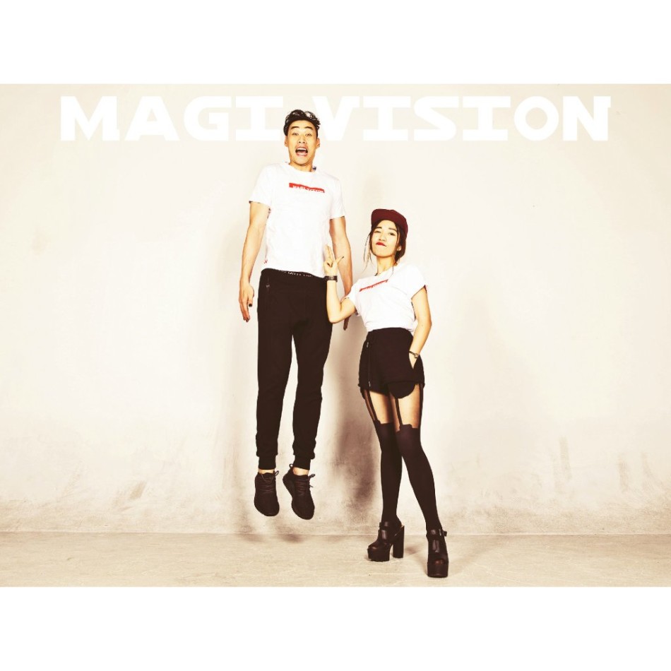 孟达近距离特写，脸部轮廓分明，眼神坚定有神，皮肤在柔和的光线下显得格外健康，展现出成熟男性的独特魅力。