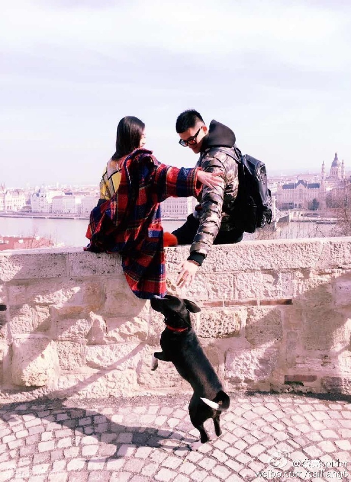 夜幕降临，城市的灯光为背景，两人在户外以超大束玫瑰为前景，头靠着头自拍，记录下这宁静而浪漫的夜晚，甜蜜几乎要溢出屏幕。